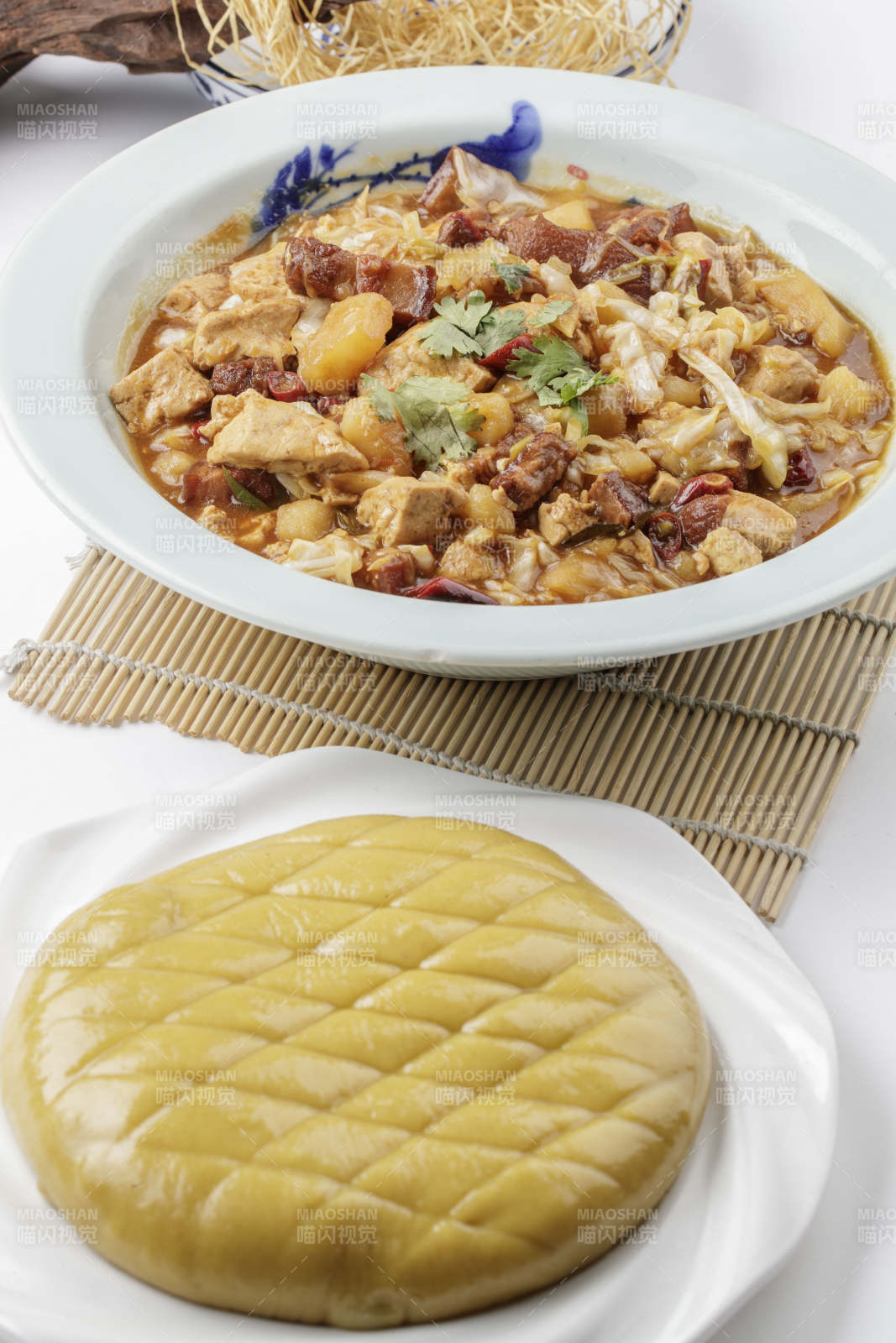 餐具裝的陽原縣傳統(tǒng)美食燉菜拿糕黃糕