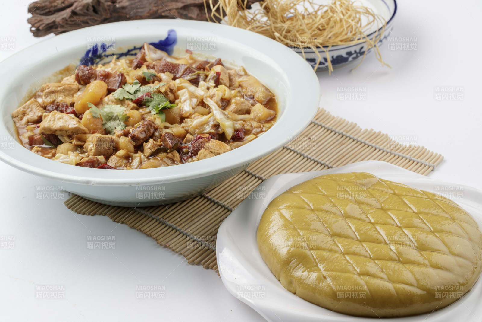 餐具裝的陽原縣傳統美食燉菜拿糕黃糕