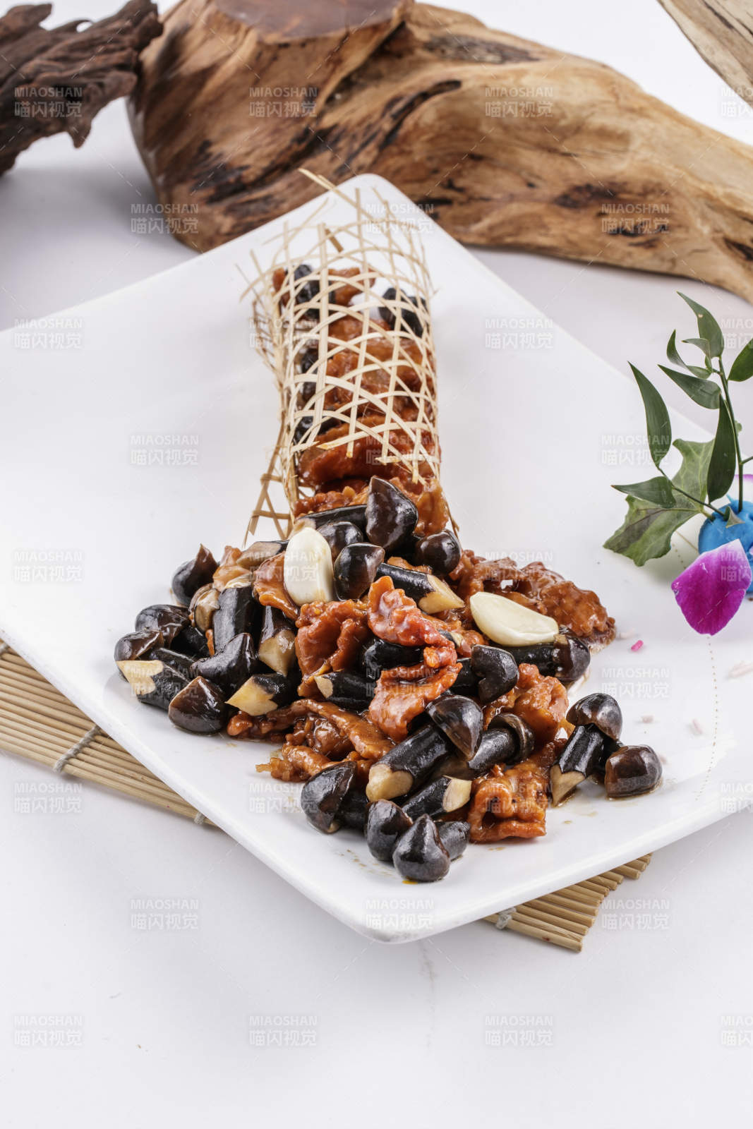 蒜香肉炒黑皮鸡枞菌