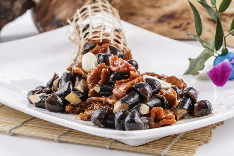 蒜香肉炒黑皮鸡枞菌