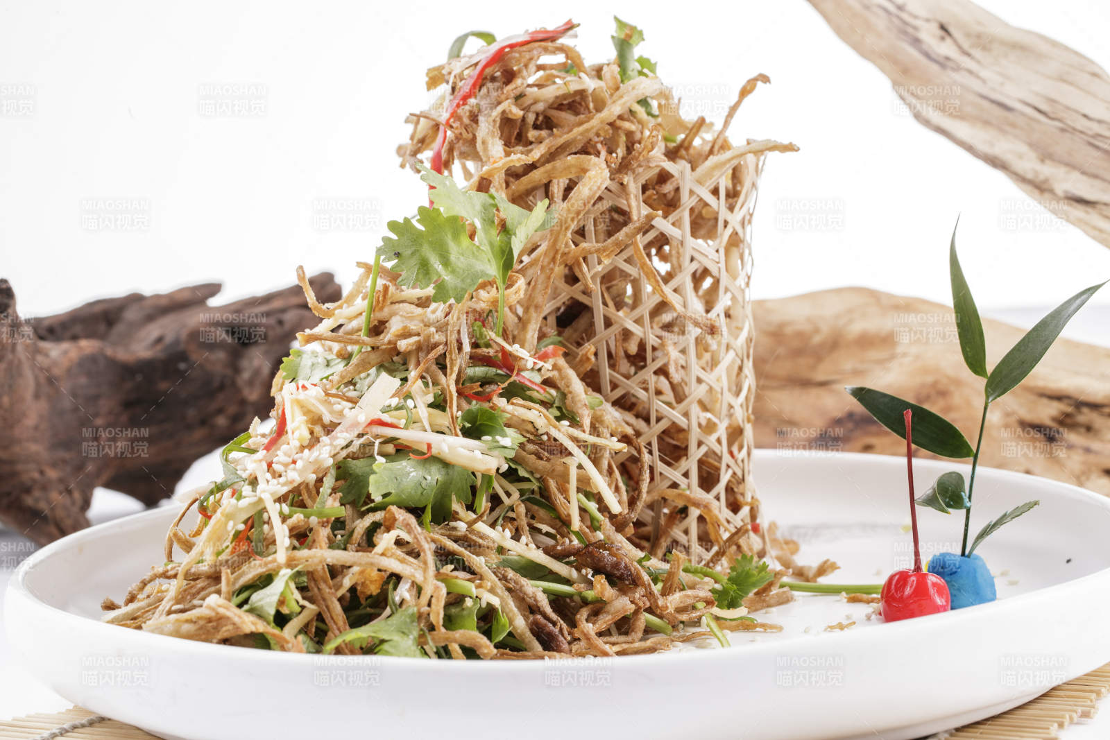 美味凉拌油炸手撕鸡丝-摄影图