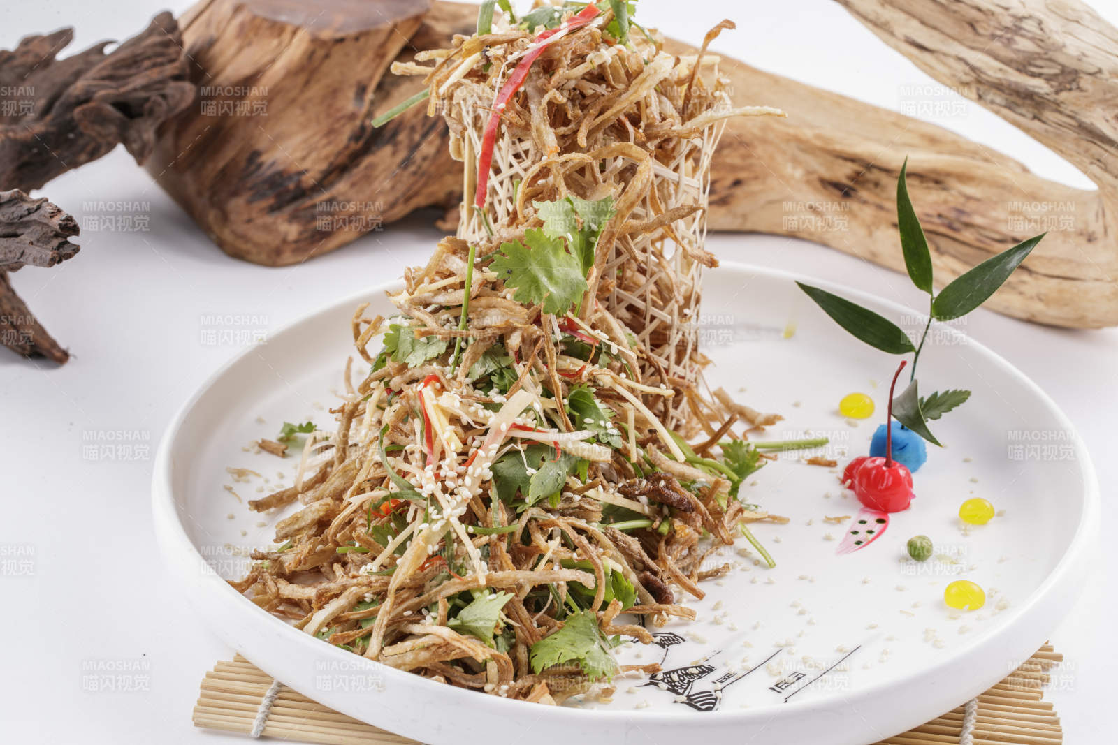 美味凉拌油炸手撕鸡丝-摄影图