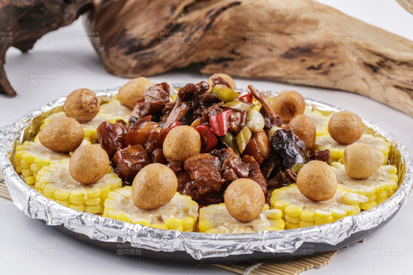 铁板农家乐炸鹌鹑蛋玉米段红烧肉木耳彩椒