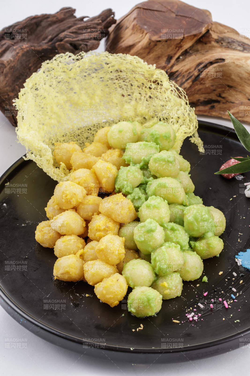 咸蛋黄抹茶双色炸鱼虾丸-摄影图