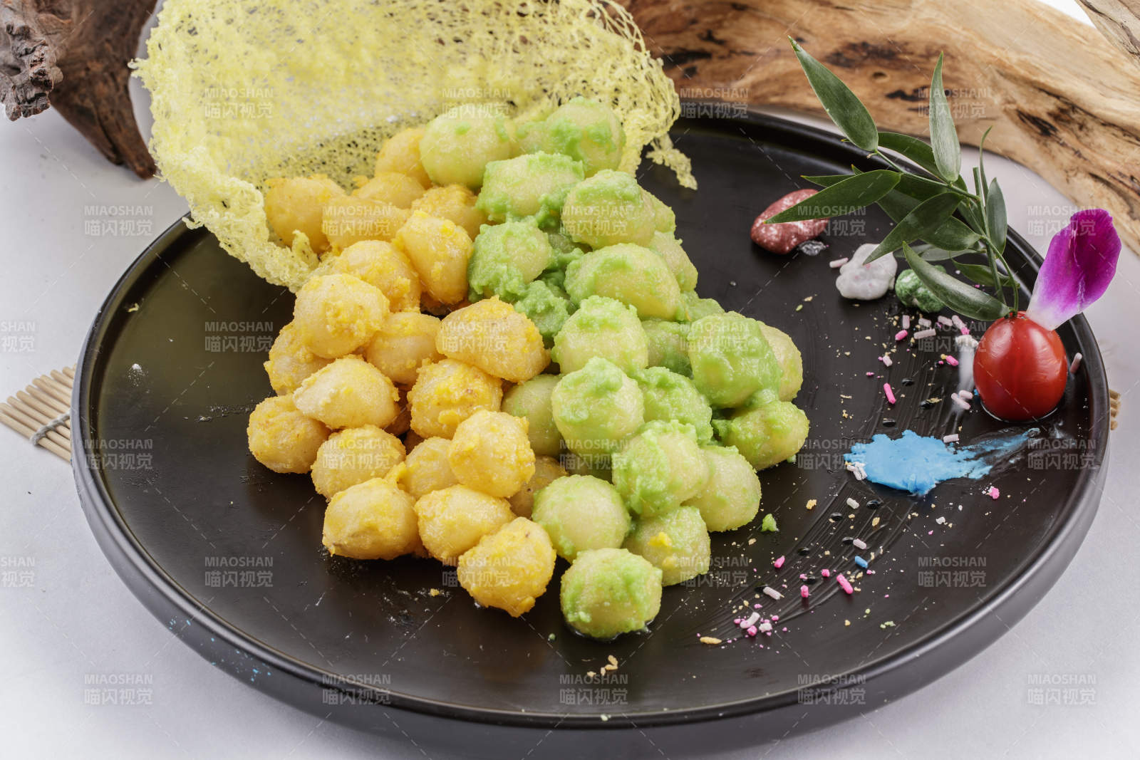 咸蛋黄抹茶双色炸鱼虾丸-摄影图