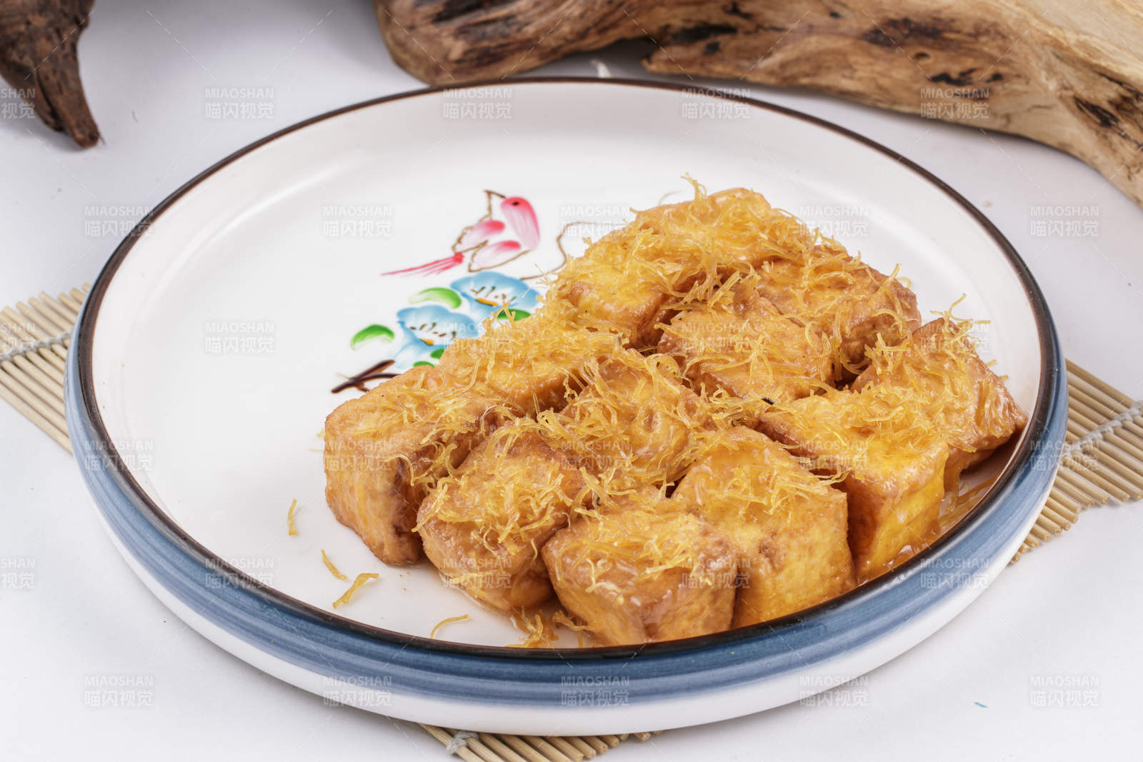 白色瓷盤(pán)裝的油炸蟹粉日是豆腐