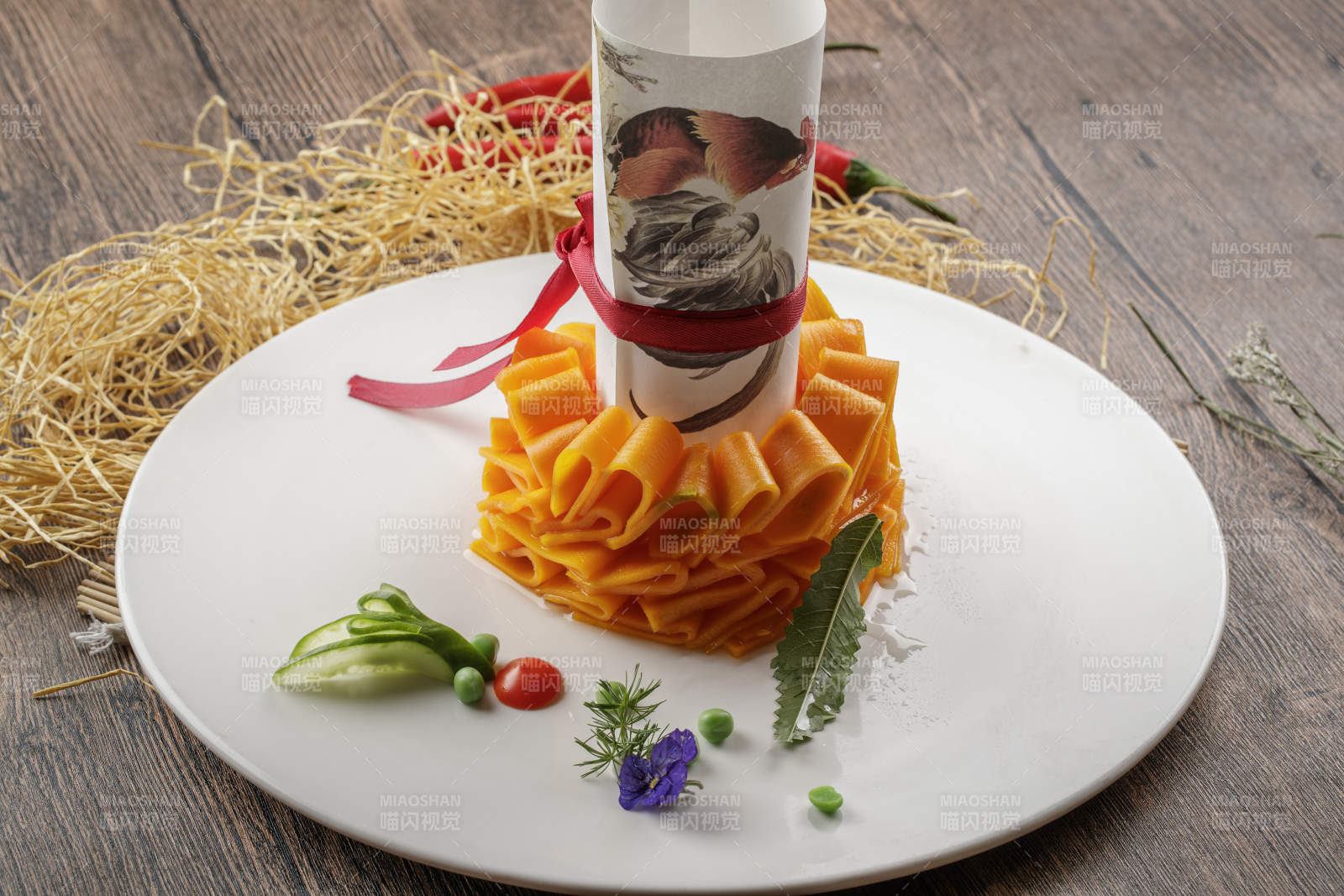 木質底紋上的圓瓷盤裝的蜜汁木瓜片