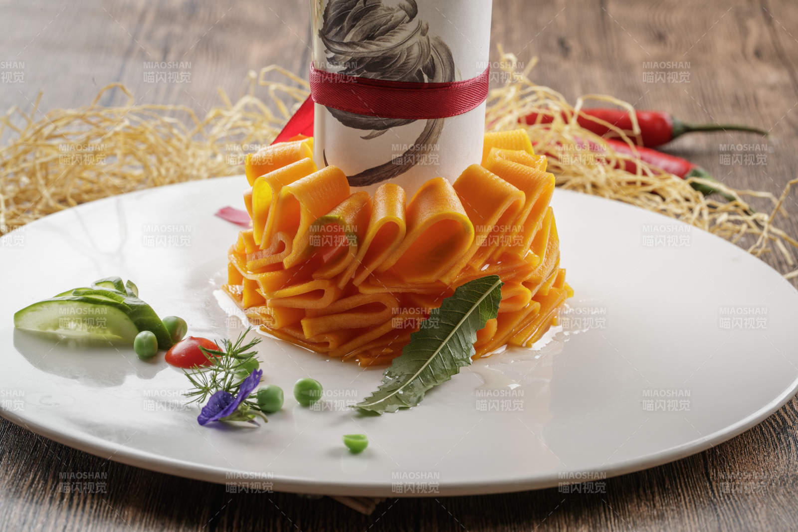 木質底紋上的圓瓷盤裝的蜜汁木瓜片