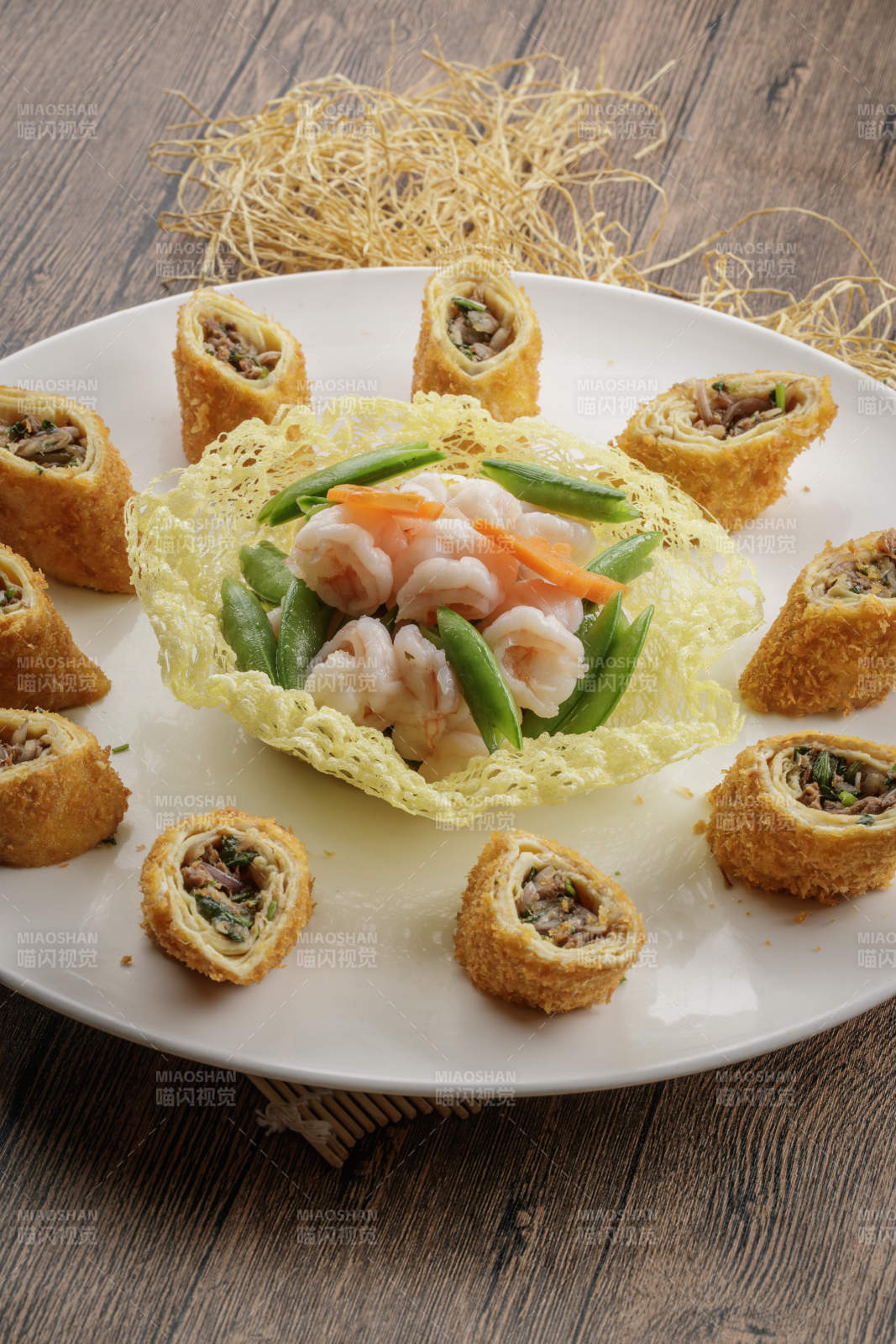 圆瓷盘装的马蹄脆肠大虾仁