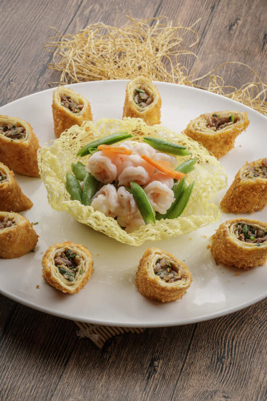 圆瓷盘装的马蹄脆肠大虾仁