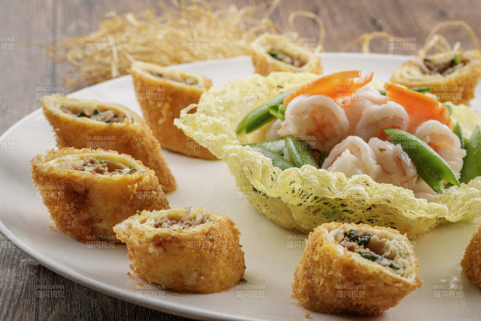 圆瓷盘装的马蹄脆肠大虾仁