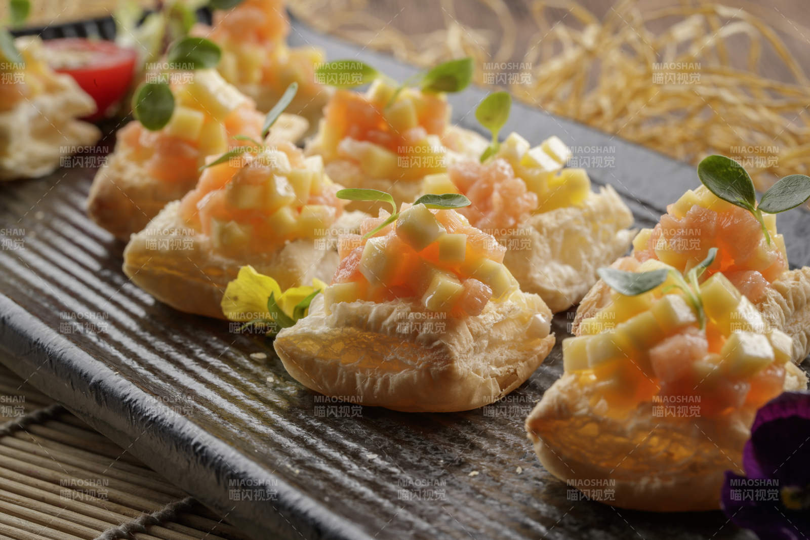 黑色长瓷盘装的芒果虾仁酥