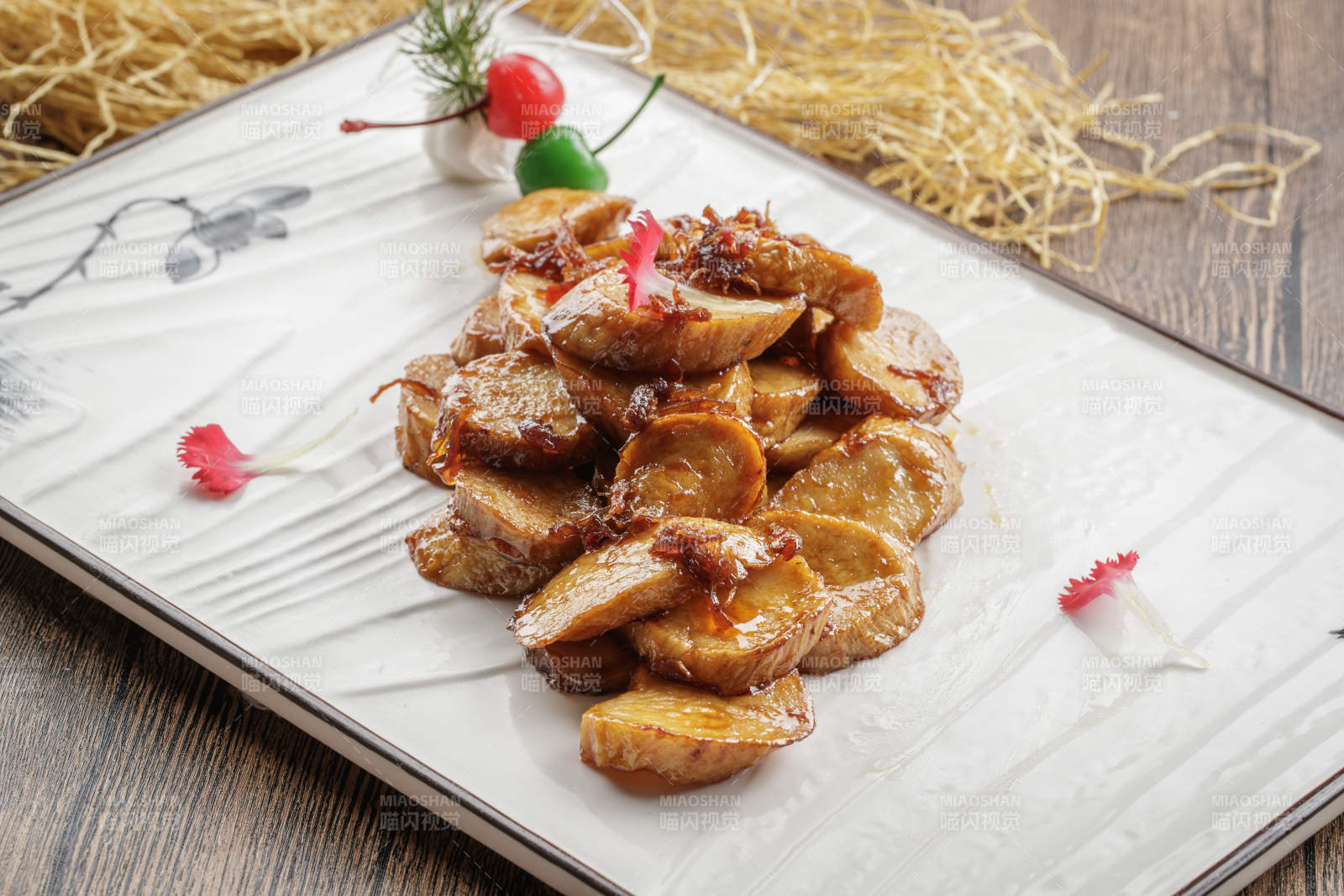木质底纹上的长瓷盘装的香辣杏鲍菇