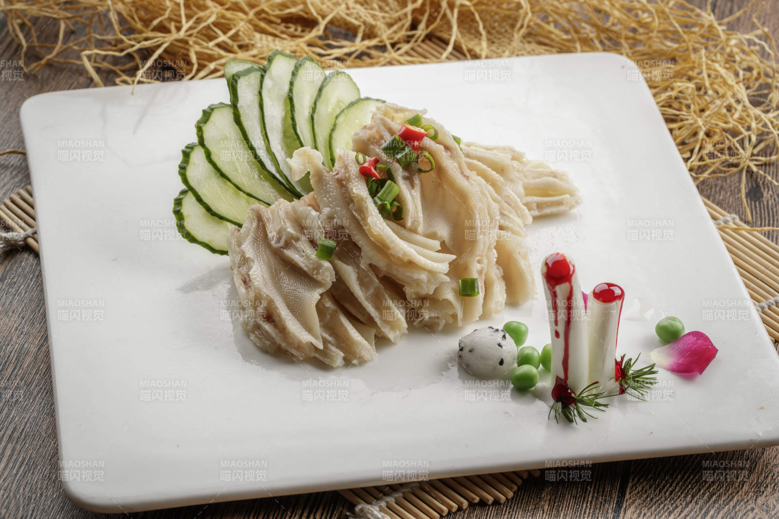 木质底纹上的方瓷盘装的脱骨鸭掌