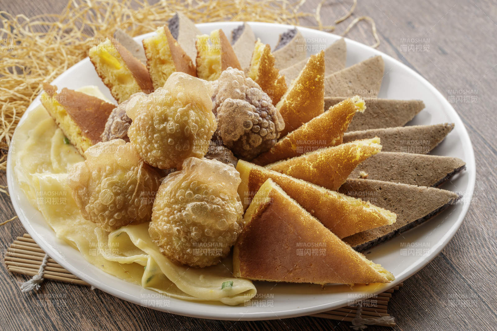 木质底纹上的圆瓷盘装的杂粮拼盘