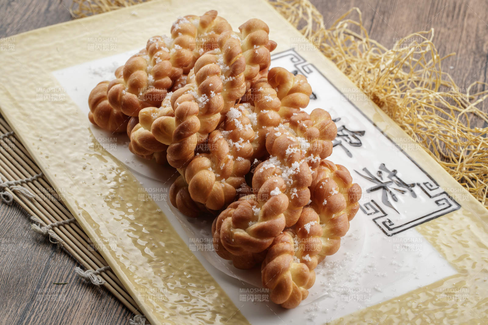 方瓷盘装的香炸小麻花