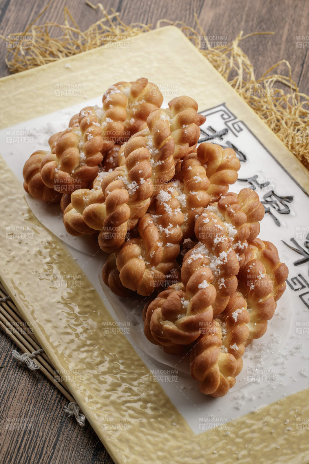 方瓷盘装的香炸小麻花