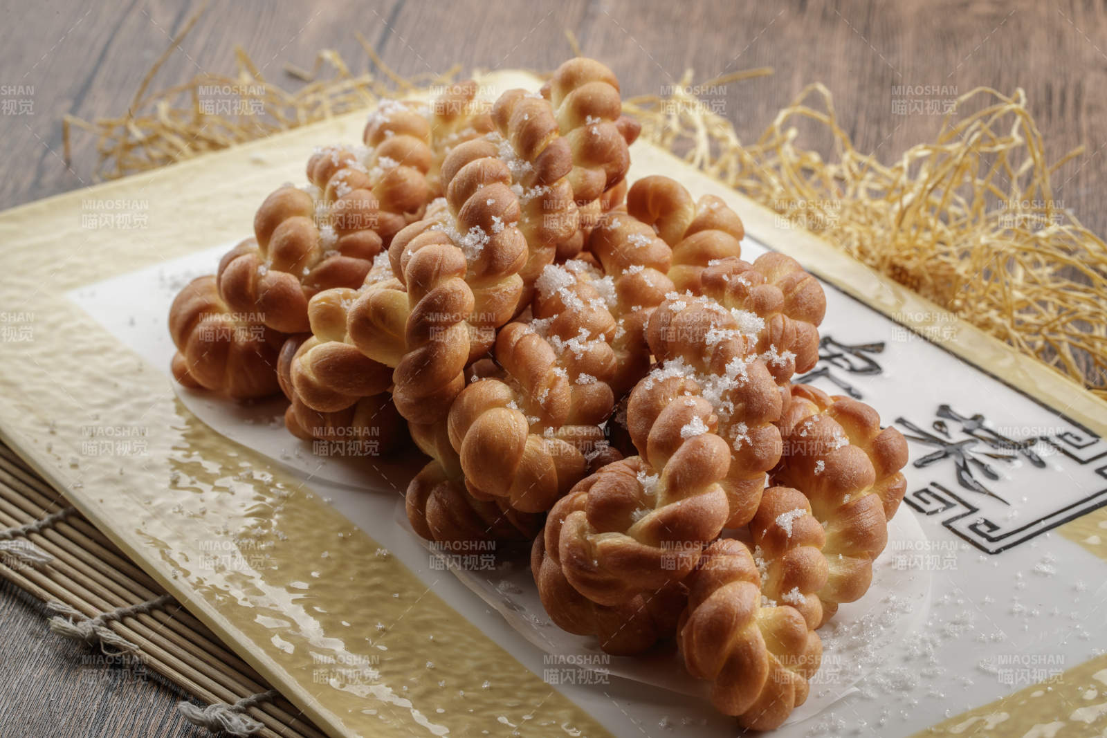 方瓷盘装的香炸小麻花