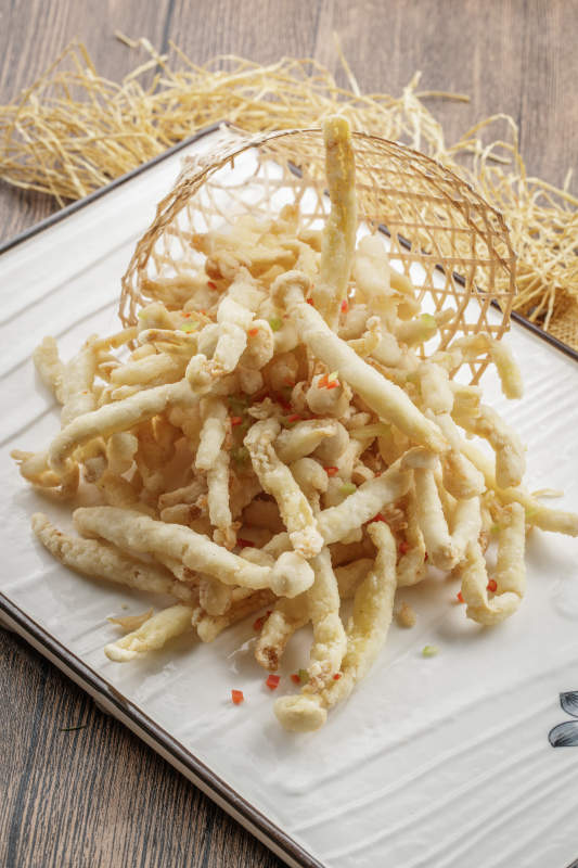 长瓷盘装的油炸海鲜蘑菇