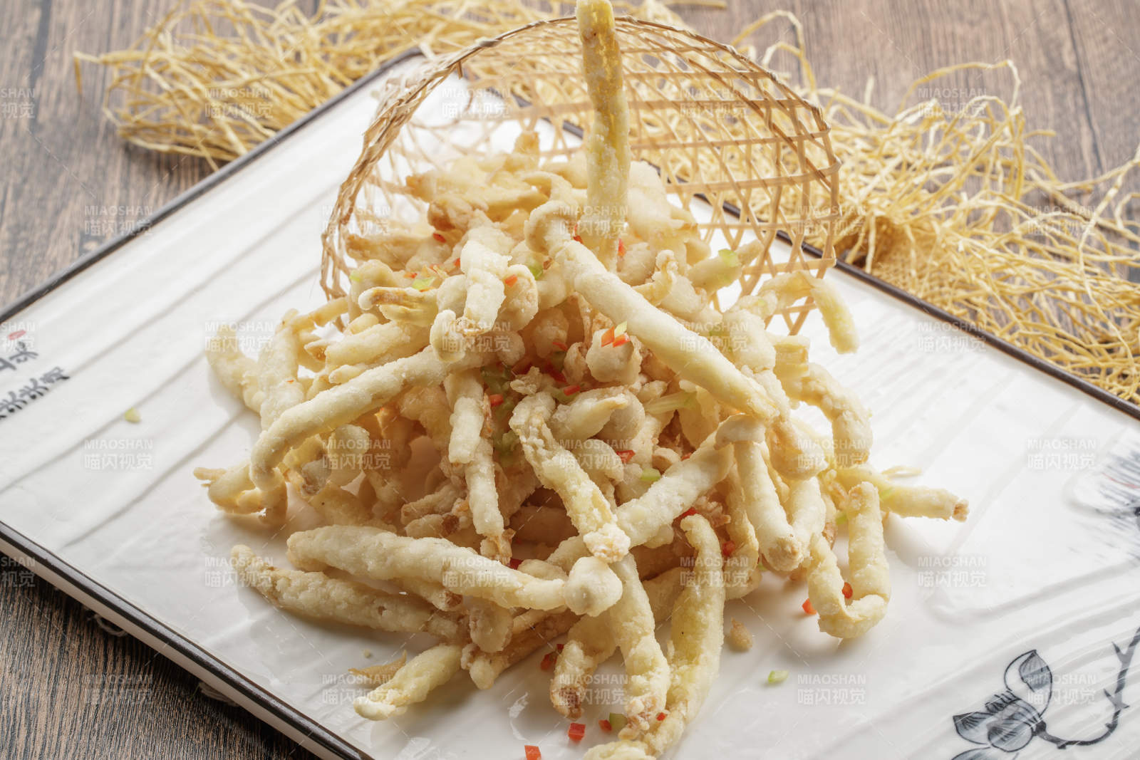 长瓷盘装的油炸海鲜蘑菇