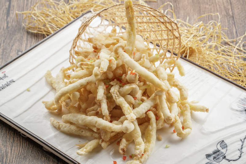 长瓷盘装的油炸海鲜蘑菇