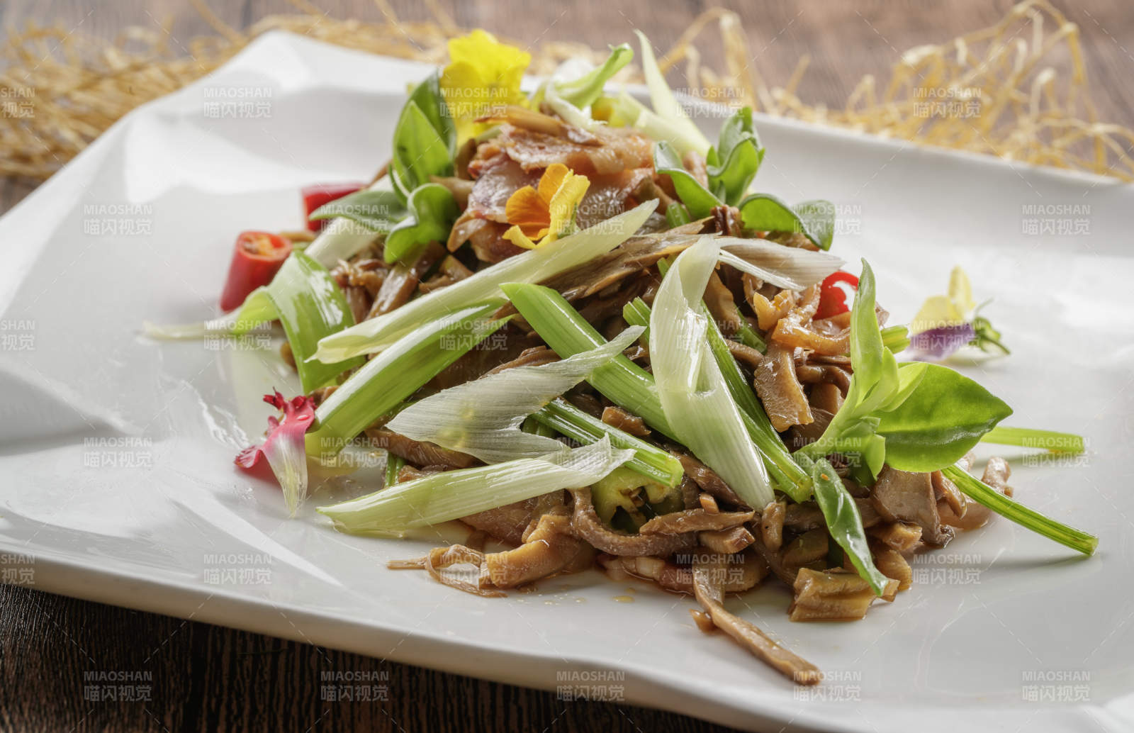 方瓷盤(pán)裝的大蔥爆羊肉