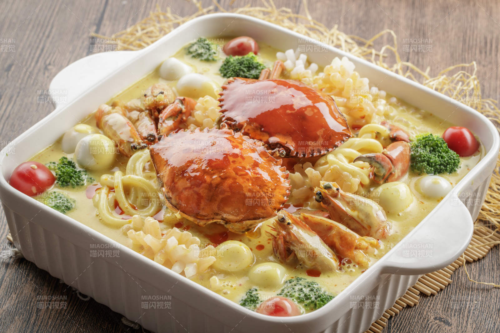 方瓷盆装的青蟹海虾芝士乌冬面