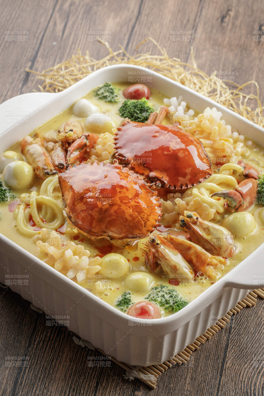 方瓷盆装的青蟹海虾芝士乌冬面