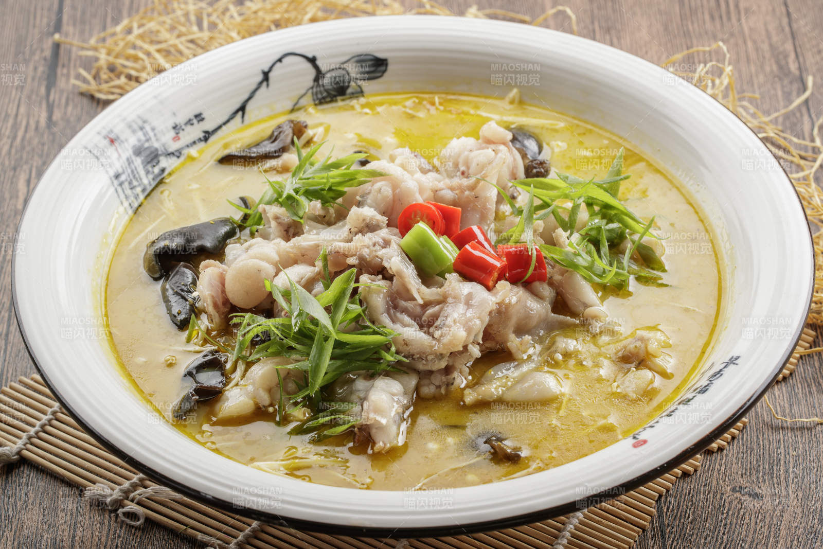 圆瓷盆装的酸汤香水牛蛙