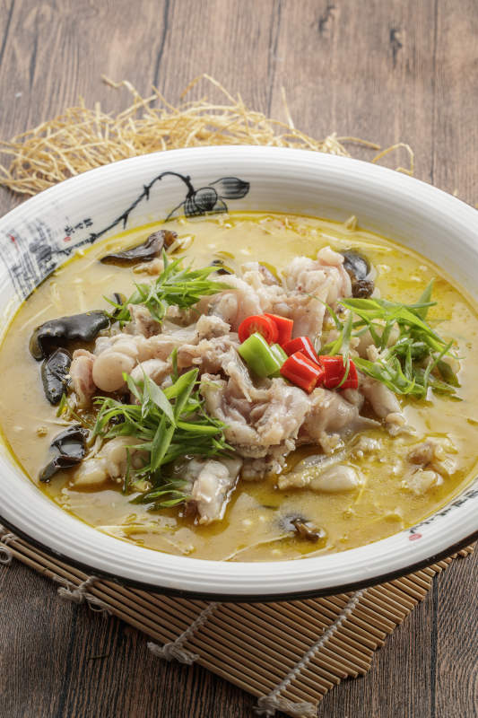 圆瓷盆装的酸汤香水牛蛙