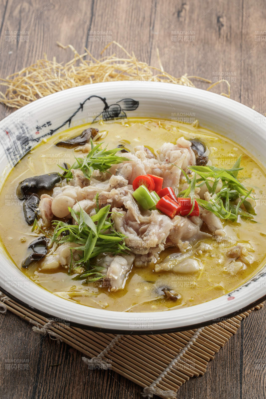 圆瓷盆装的酸汤香水牛蛙