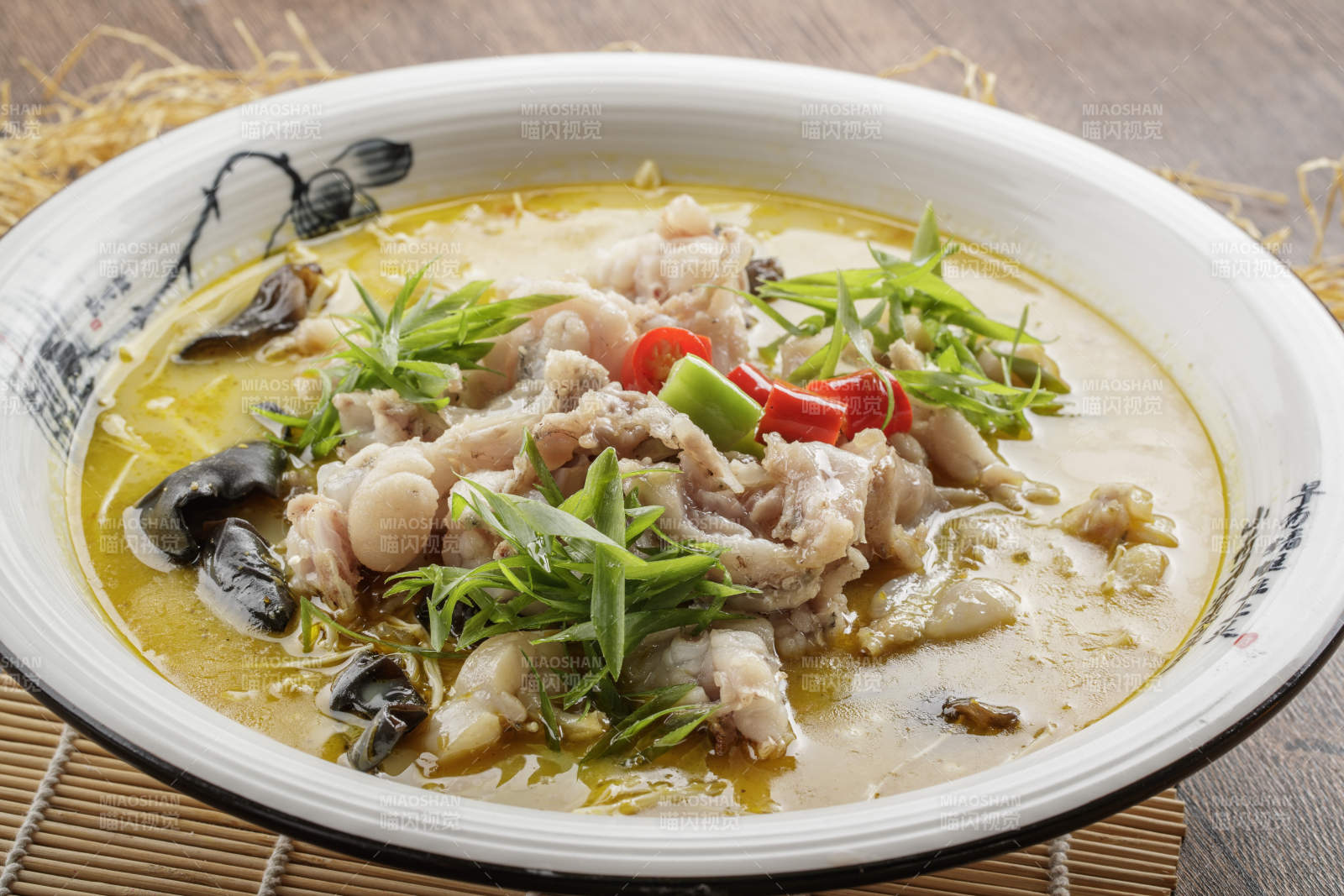 圓瓷盆裝的酸湯香水牛蛙