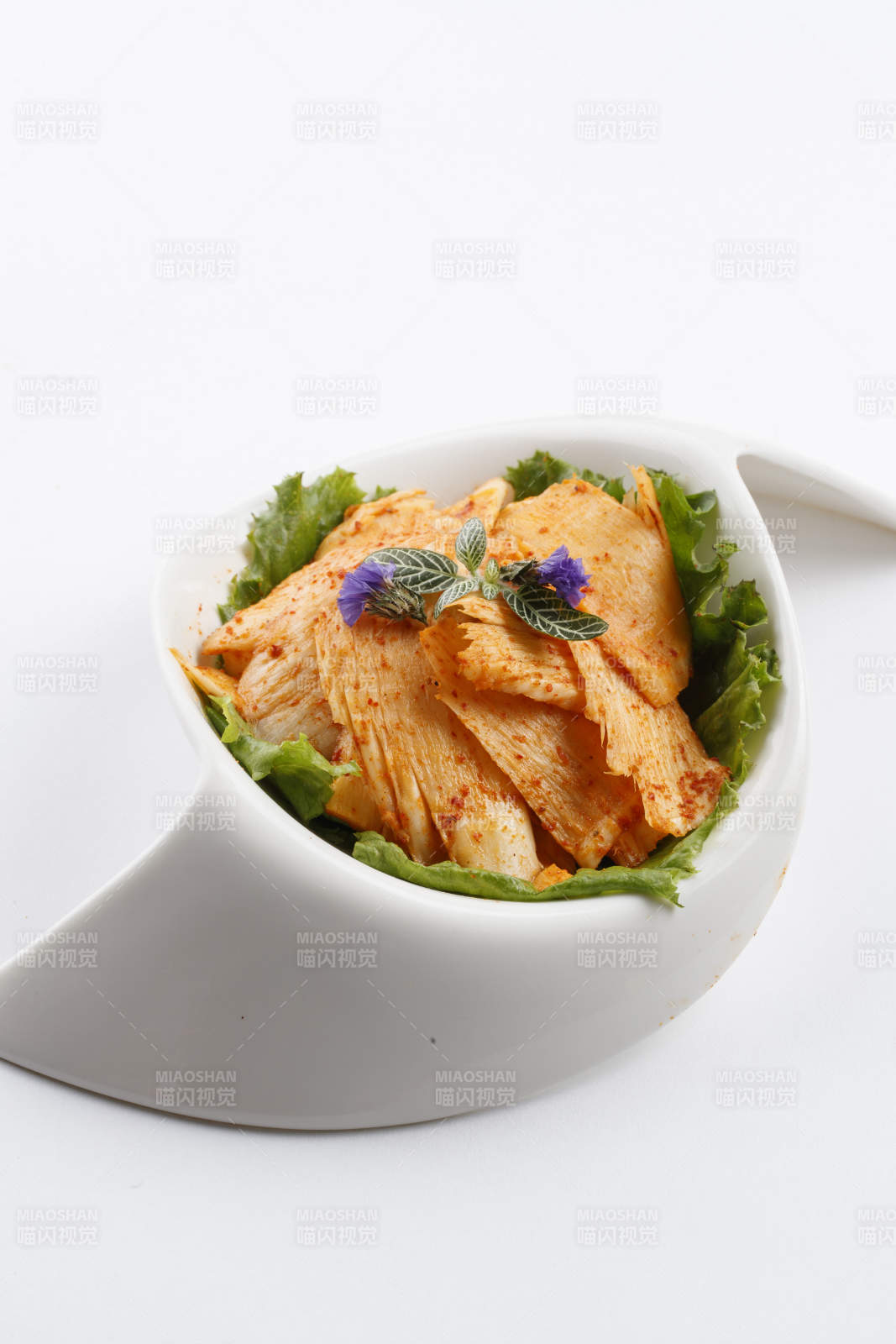 樹葉形瓷盤裝的腌制羊板筋