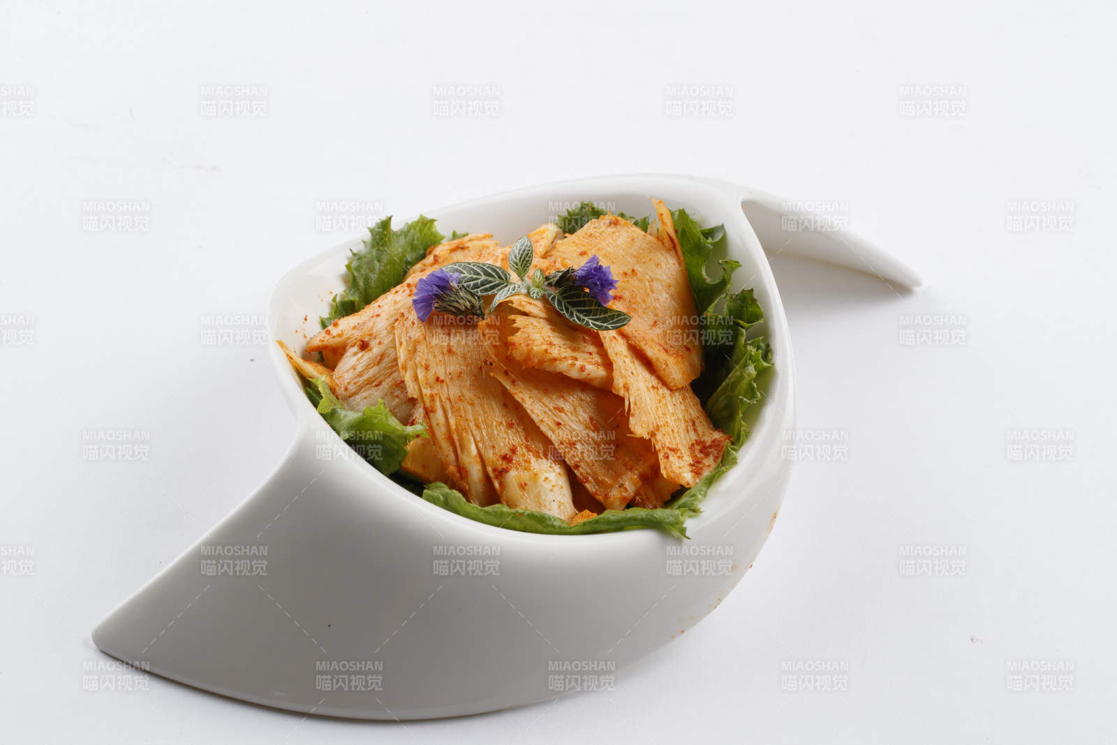 樹葉形瓷盤裝的腌制羊板筋