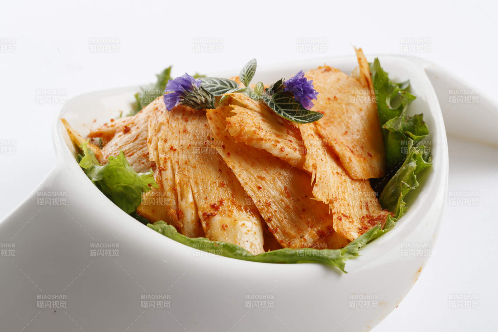 樹葉形瓷盤裝的腌制羊板筋