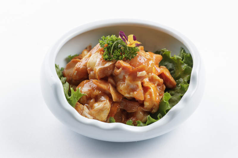 青瓷碗裝的腌制雞脆骨