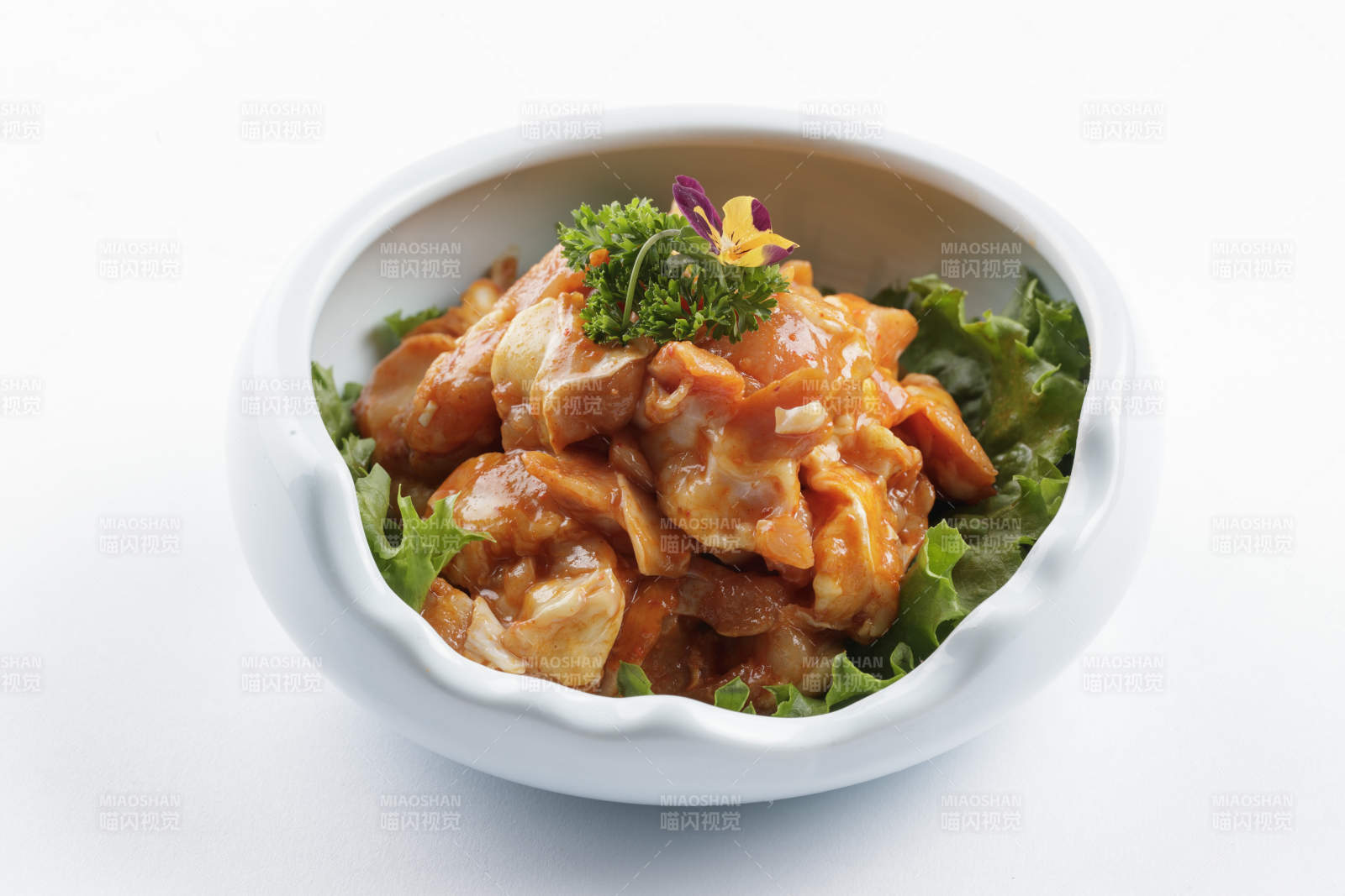 青瓷碗裝的腌制雞脆骨