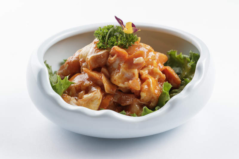 青瓷碗裝的腌制雞脆骨