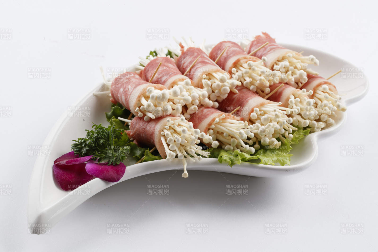 刀形瓷盤裝的金針菇培根卷