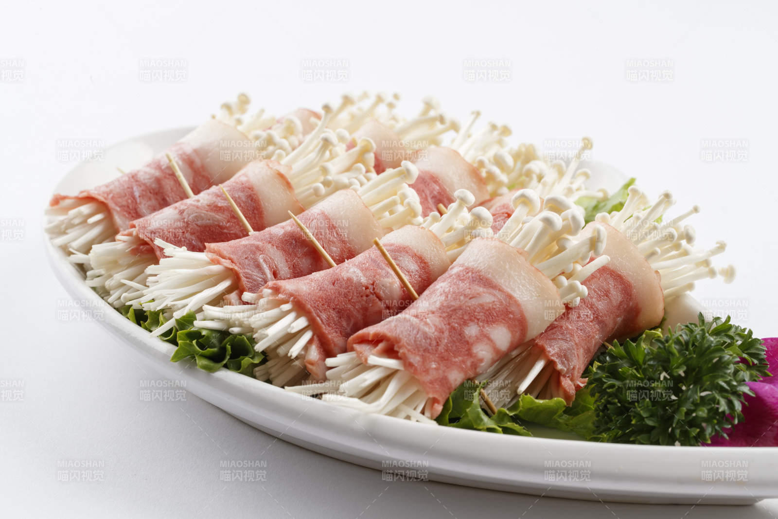 刀形瓷盤裝的金針菇培根卷