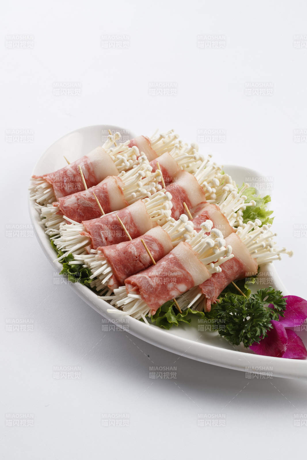 刀形瓷盤裝的金針菇培根卷