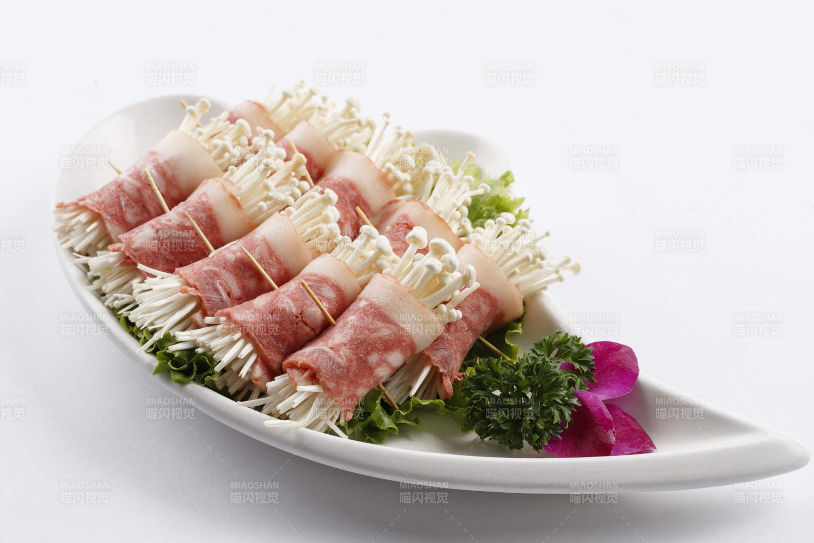 刀形瓷盤裝的金針菇培根卷