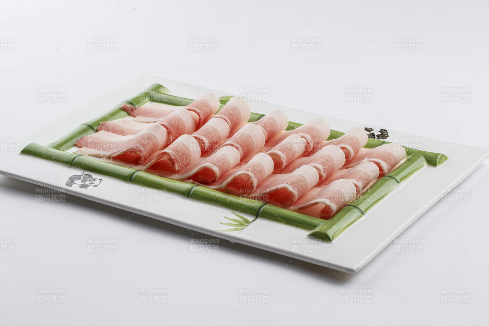 青竹造型的瓷盘装的猪五花肉