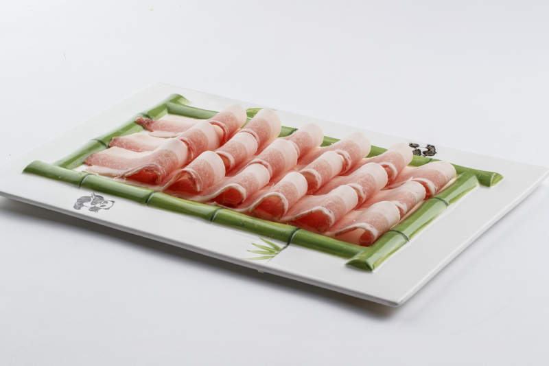 青竹造型的瓷盘装的猪五花肉