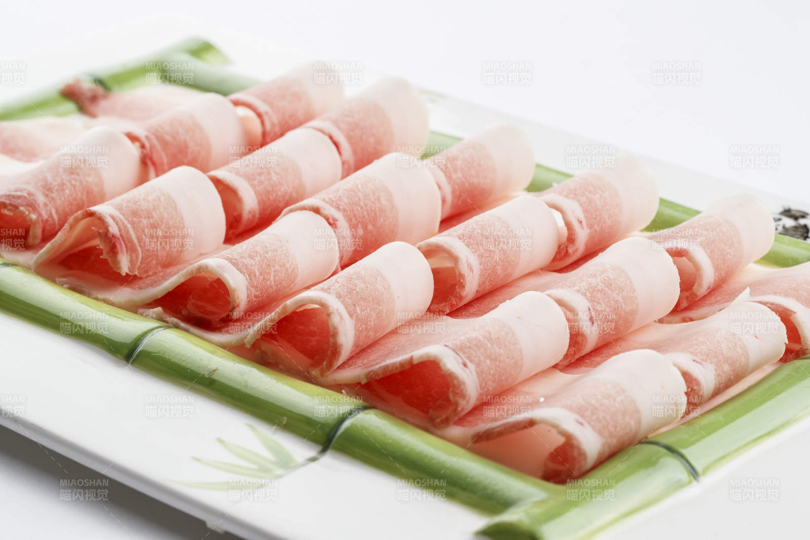 青竹造型的瓷盘装的猪五花肉