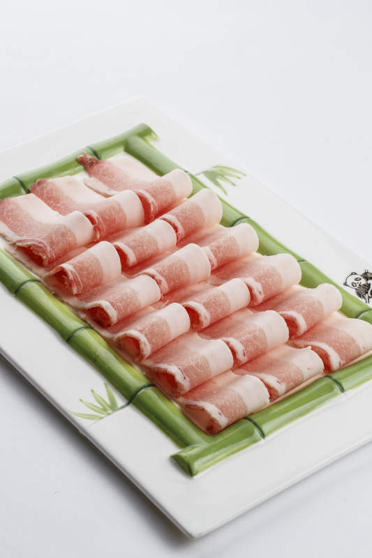 青竹造型的瓷盘装的猪五花肉