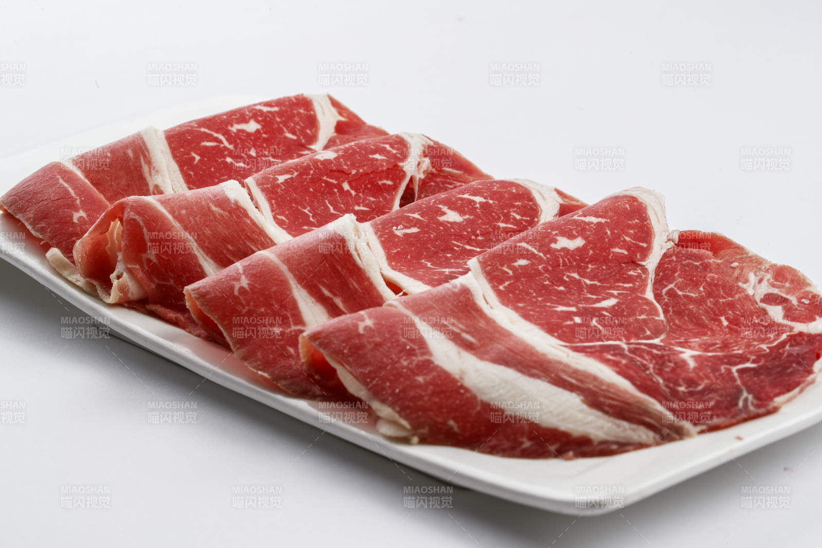 长方形白瓷盘装的牛肉片