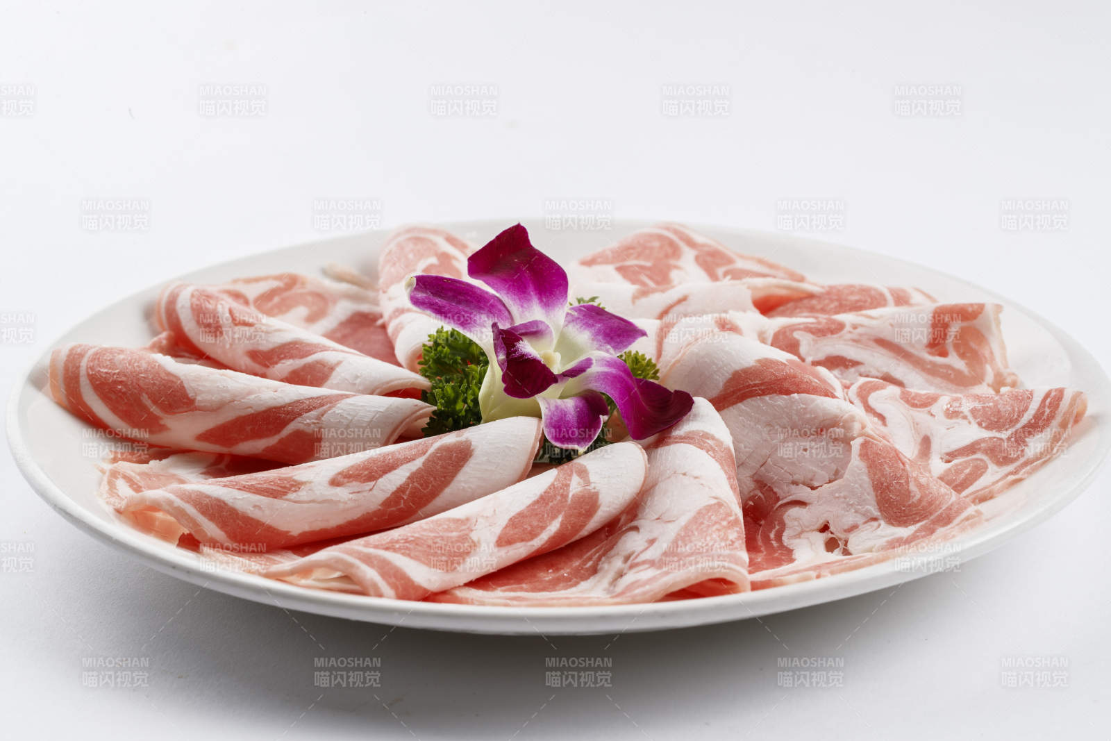 白色瓷盘装的太阳卷羊肉