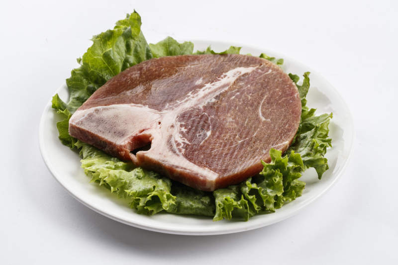 圓形白色瓷盤裝的T骨牛排