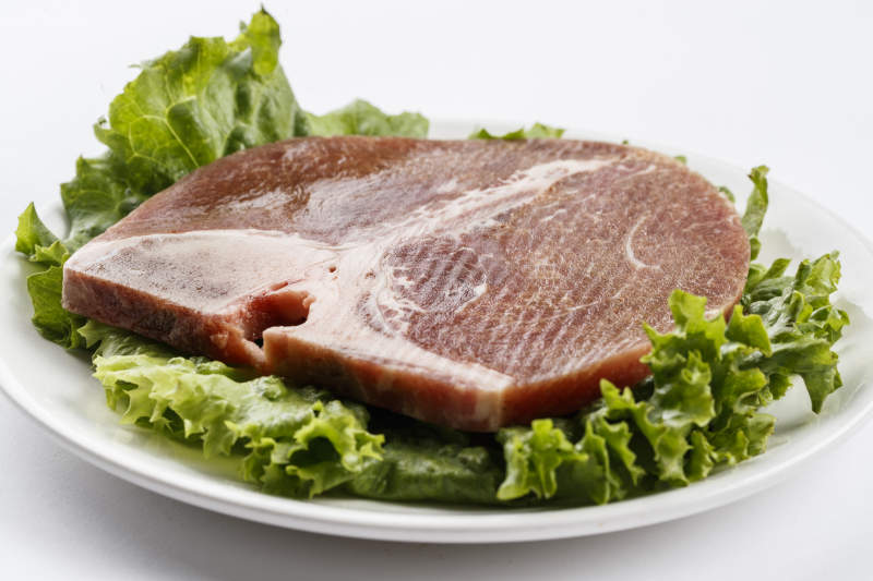 圓形白色瓷盤裝的T骨牛排